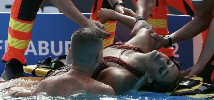 Nadadora estadounidense se desmaya en Mundial de Natación.