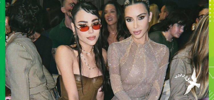 Danna Paola usando Fendi junto a Kim Kardashian.