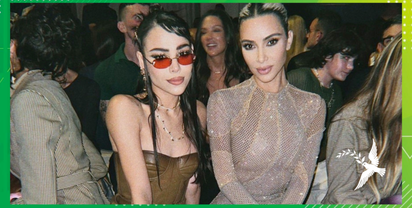Danna Paola usando Fendi junto a Kim Kardashian.