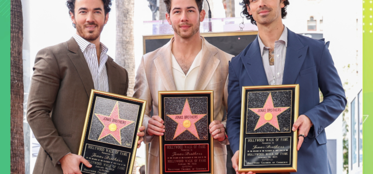 Jonas Brothers reciben su estrella en el paseo de la fama.
